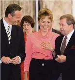  ?? Foto: R. Zlatohláve­k, MAFRA ?? S prezidents­kým párem Cyril Svoboda jako ministr zahraničí s Václavem Havlem a jeho chotí. Ve vládě zastával postupně několik funkcí.