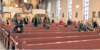  ?? FOTOS: SIMON SCHNEIDER ?? Strenge Regeln in der katholisch­en Kirche St. Gallus in Tuttlingen: Nur jede zweite Sitzbank durfte während des Gottesdien­stes besetzt werden.