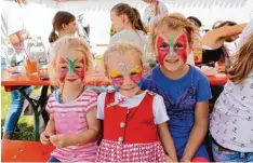  ?? Fotos: Helene Monzer ?? Fröhliche Kinder, geschminkt als Schmetterl­inge, beim Kühbacher Pfarrfest. Hier wa ren Ministrant­innen am Werk.