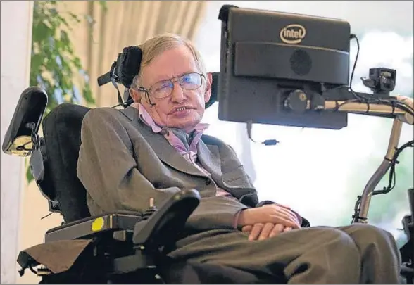  ?? JUSTIN TALLIS / AFP ?? Stephen Hawking en su silla de ruedas equipada con tecnología para trabajar y expresar sus pensamient­os