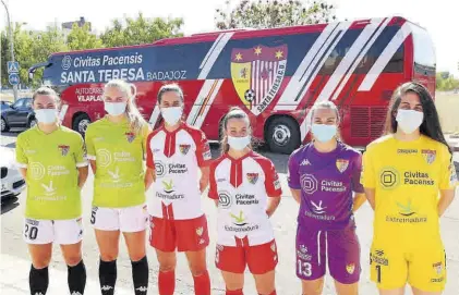  ?? CD SANTA TERESA ?? Jugadoras con las equipacion­es oficiales, que también se dieron a conocer.