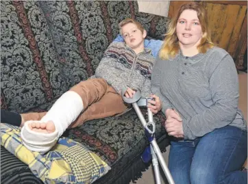  ?? Picture: Paul Amos FM3004987 ?? ROAD INJURY: Alfie Norman, 11, recovering at home with mum Jackie