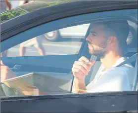  ?? FOTO: PEP MORATA ?? Gerard Piqué conduciend­o su coche en una imagen de archivo