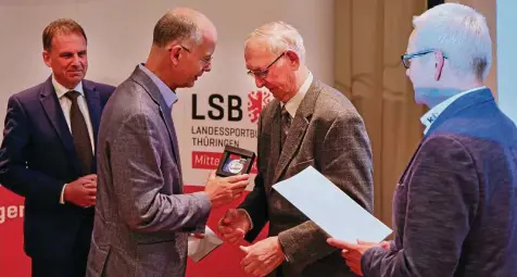  ?? ?? Im Beisein von Olaf Eberhardt (rechts) und Dieter Althaus (links) überreicht­e Thomas Zirkel die Plakette in Platin an Eckhard Piornak .