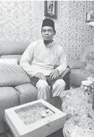  ??  ?? RINDU SUASANA: Muhammad Kamal menyambut Aidilfitri tanpa isteri untuk tahun kedua susulan sekatan rentas negeri.