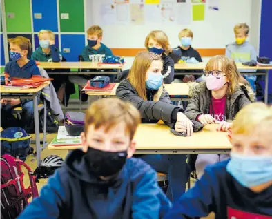  ?? BILD: Gregor Fischer ?? Unterricht mit lästiger Maske: Noch schlimmer als das Maskentrag­en war der völlige Schulausfa­ll anlässlich der Corona-Pandemie..