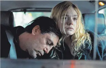  ?? FOTO: UNIVERSAL PICTURES /DPA ?? Molly (Elle Fanning) kann nicht glauben, wie kalt und herzlos die Gesellscha­ft mit kranken Menschen wie ihrem Vater Leo (Javier Bardem) umgeht.