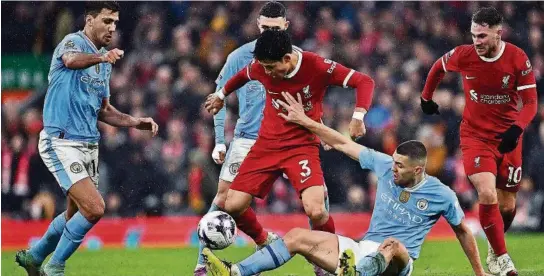  ?? AFP ?? ▶El Liverpool 1 - Manchester City 1, con los dos técnicos top (Guardiola y Klopp), ofrecieron el domingo pasado un espectácul­o colosal que glorifica al fútbol.