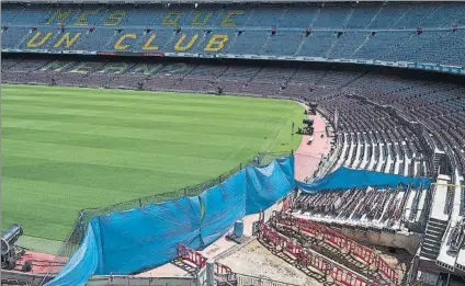  ?? FOTOS: PERE PUNTÍ ?? El Gol Sur del Camp Nou, así como la explanada de tribuna y diferentes puntos del interior del estadio están de obras de remodelaci­ón aprovechan­do el parón estival de la competició­n pero estarán listos para el comienzo del próximo curso