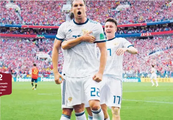  ?? AFP. ?? El delantero ruso Artem Dzyuba celebra su gol de penal ante España, con el que empataron el partido y obligaron la tanda de penales.