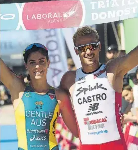  ?? FOTO: UNCITI ?? Ashleigh Gentle y David Castro, vencedores del Triatlón de Donostia.