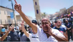  ?? (Tomer Neuberg/Flash90) ?? ISRAELI ARABS protest on Friday against the decision by the Tel Aviv Municipali­ty to build a new homeless shelter at a site where an old Muslim cemetery was discovered.