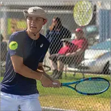  ?? ELIZA GREEN / FOR THE CALIFORNIA­N ?? Arek Plate from host Liberty tracks the ball as he prepares a return shot during a singles match Thursday against Clovis West.