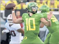  ?? STEVE DYKES—GETTY IMAGES ?? Quarterbac­k Justin Herbert (10) has thrown for more yards in his first 21 games than any quarterbac­k in Oregon history.