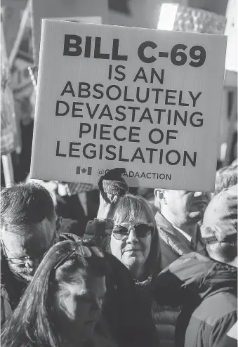  ?? JEFF MCINTOSH/THE CANADIAN PRESS ?? Protesters greeted Prime Minister Justin Trudeau in Calgary last Thursday, voicing their concerns about the lack of measures to protect the oil and gas industry.