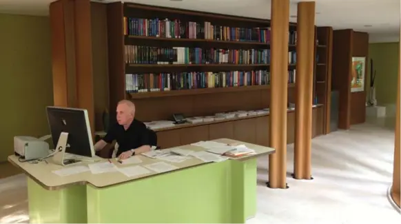  ?? JOSEPH CLEMENT ?? James Stewart works on what would be his last calculus book in the documentar­y Integral Man. Behind him is his collection of books, most of which he wrote or co-authored.