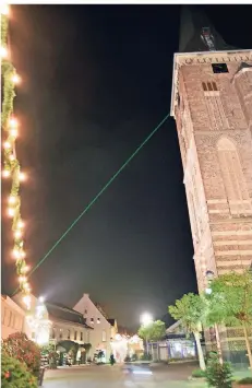  ?? RP-FOTO: JÖRG KNAPPE ?? Auf deutscher Seite beginnt der Laserstrah­l an der Kirche St. Clemens in Kaldenkirc­hen. Er ist bis zum 13. Januar 2019 zu sehen.