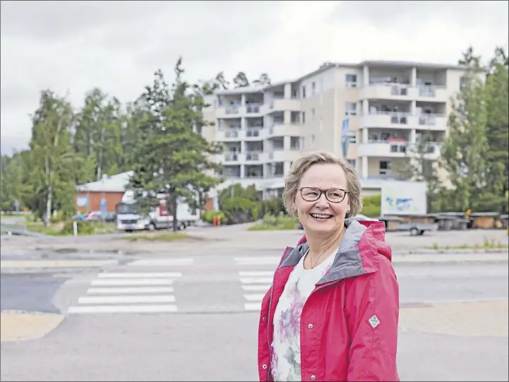  ?? Foto: ViiVi ikonen ?? NYBYGGE I SIKTE. På tomten bakom Ann-Mari Viitanen kommer den nya byggnaden att växa upp under de närmaste 18 månaderna. I bakgrunden syns Lindahemme­t.