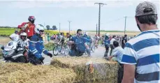  ?? FOTO: JAFP ?? Tour de France, erschwert: Protestier­ende Landwirte setzen diese Strohballe­n vors Peloton.