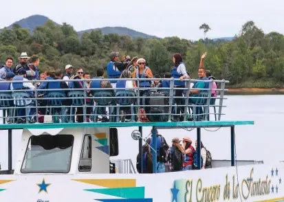  ?? FOTO JAIME PÉREZ ?? Según los asociados a la Coolancher­os Guatapé (39 embarcacio­nes), antes de la tragedia, en un puente festivo normal tenían 3.000 clientes; hoy alcanzan con esfuerzo a1.200.