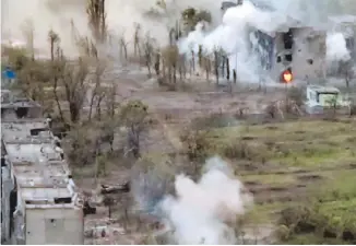  ?? REUTERS ?? Imágenes de un dron muestran el ataque de artillería ruso contra Toshkivka, en Lugansk