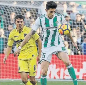  ?? FOTO: EFE ?? Marc Bartra intenta controlar un balón ante Fornals en su debut con el Betis