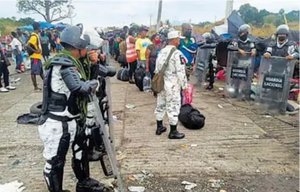  ?? MARVIN BAUTISTA/DIARIO DEL SUR ?? Elementos de la Guardia Nacional en tareas de contención de migrantes en Chiapas
