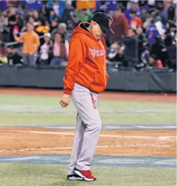  ?? FOTO: JORGE OSUNA ?? &gt; El mánager de los Venados, Juan José Pacho, cabizbajo.