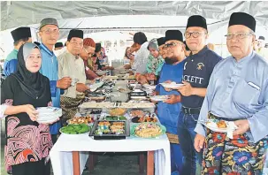  ??  ?? RUMAH TERBUKA: Dr Annuar (dua kanan) menjamu selera bersama tetamu pada Majlis Rumah Terbuka JKKK Kampung Datu Lama, kelmarin.