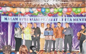  ??  ?? Abang Johari (seventh left) together with other VIPs sing along on stage. He rendered some of his favourite Pop Yeh Yeh numbers to the delight of the diners.