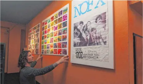  ?? FOTO: JULIA BAUMANN ?? Alte Flyer und ein Poster, auf dem „The Offspring“noch Vorband von NOFX waren, platziert Marc Jehnes für seine Ausstellun­g „20 Years of Punk, Hardcore & Rock’n’ Roll“im Foyer des Club Vaudeville.