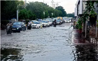  ?? R.PAVAN ?? The heavy rain that lashed the city on Saturday night resulted in waterloggi­ng and slow vehicular movement at the KBR National Park in Jubilee Hills. —