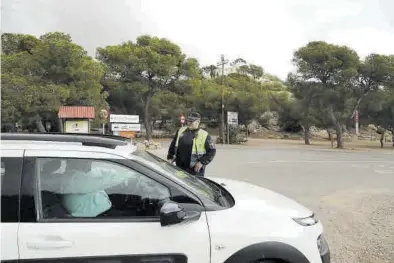  ?? GABRIEL UTIEL ?? Control policial en las inmediacio­nes de la Magdalena el año pasado el día en que debía haber sido la Romería.