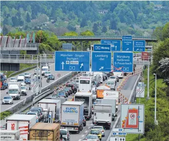  ?? ARCHIVFOTO: FRANZISKA KRAUFMANN/DPA ?? Die Autobahnen in Baden-Württember­g, wie hier die A 8 bei Stuttgart, werden seit Anfang des Jahres vom Bund verwaltet.