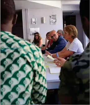  ??  ?? Frédéric Bierry et des jeunes migrants au Foyer Notre Dame.