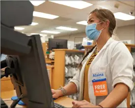  ?? PHOTO COURTESY OF THE KROGER CO. ?? A Kroger associate works in the grocer’s pharmacy.