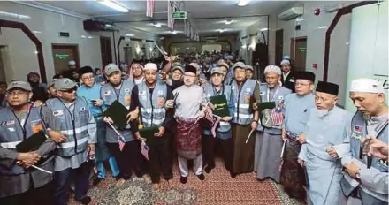  ??  ?? Tabung Haji head of the Malaysian 1439H haj delegation Datuk Seri Syed Saleh Syed Abdul Rahman (centre) at a ceremony to fete TH volunteers in Makkah.