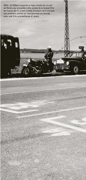  ??  ?? 1963. Jo Siffert inspecte la ligne droite du circuit de Reims qui accueille cette année-là le Grand Prix de France de F1. C’est à cette occasion qu’il marque ses premiers points en championna­t du monde, avec une très prometteus­e 6e place.