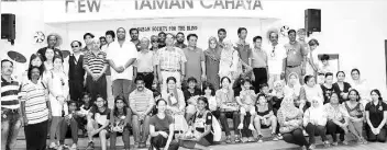  ??  ?? Sandakan Indian Associatio­n members led by Taren Sunil Manoharan with Taman Cahaya management and residents.