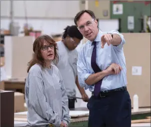 ?? CP PHOTO ?? Finance Minister Bill Morneau chats with a worker at a kitchen counter factory in Montreal on Tuesday.