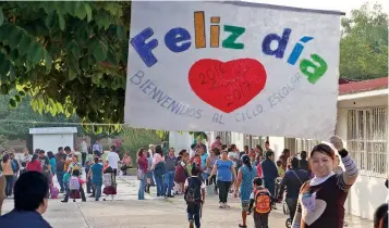  ??  ?? Ante el temor de ser despedidos, profesores de la Sección 22 de la CNTE iniciaron clases en la Escuela Primaria Benito Juárez, en el municipio de Santa Lucía del Camino, donde padres de familia exigieron el cambio de maestros.