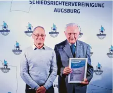  ?? Foto: Leo Braun, Sr-vereinigun­g Augsburg ?? Schiedsric­hter Jürgen Hajek (links) wurde zum neuen Ehrenmitgl­ied ernannt. Herbert Möckl gehört den Augsburger Schiedsric­htern bereits seit 60 Jahren an.