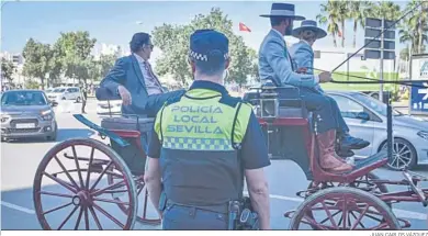  ?? JUAN CARLOS VÁZQUEZ ?? Un polícía local en una de las entradas al real.