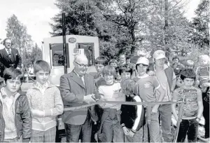  ??  ?? Councillor Harry Sim cuts the tape to officially open the railway line in 1980
