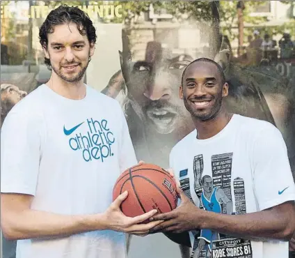  ?? FOTO: MANEL MONTILLA ?? Pau Gasol y Kobe Bryant, durante un acto promociona­l de 2012 que los dos protagoniz­aron en Barcelona