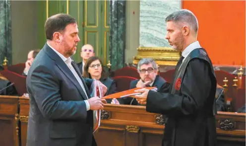  ?? EMILIO NARANJO POOL VIA ASSOCIATED PRESS ?? Oriol Junqueras, à gauche, et son avocat, mardi. Il encourt la peine la plus élevée — 25 ans de prison — des douze indépendan­tistes accusés.