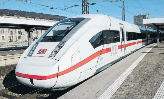  ?? SVEN HOPPE / EFE ?? Los nuevos IC-4. Uno de los trenes de alta velocidad de la Deutsche Bahn, en Munich. Abajo, una exposición dedicada a Ana Frank