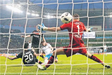  ?? FOTO: DPA ?? Und wieder schlägt es hinter dem bedauernsw­erten Bernd Leno ein: Schalkes Alessandro Schöpf (weißes Trikot, Mitte) trifft ungestört zum 0:3.