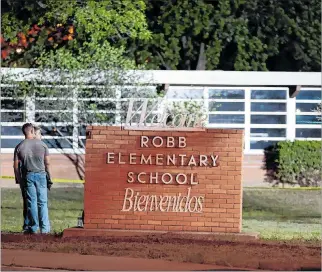  ?? AARON M. SPRECHER / EFE ?? Dato. Entrada principal de la escuela primaria Robb Elementary, de la ciudad de Uvalde, en el estado de Texas.