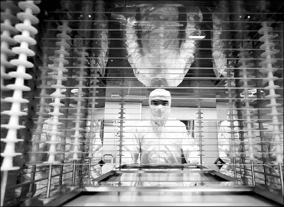  ??  ?? An employee works inside an electronic products factory in Huzhou, Zhejiang province.